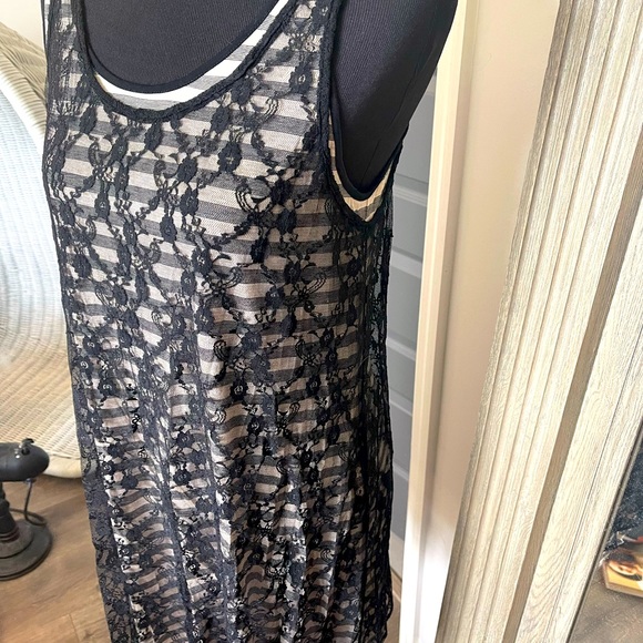 Cute Striped w/black lace overlay sleeveless shift dress. So Sassy! Summer Fun! - Picture 2 of 7